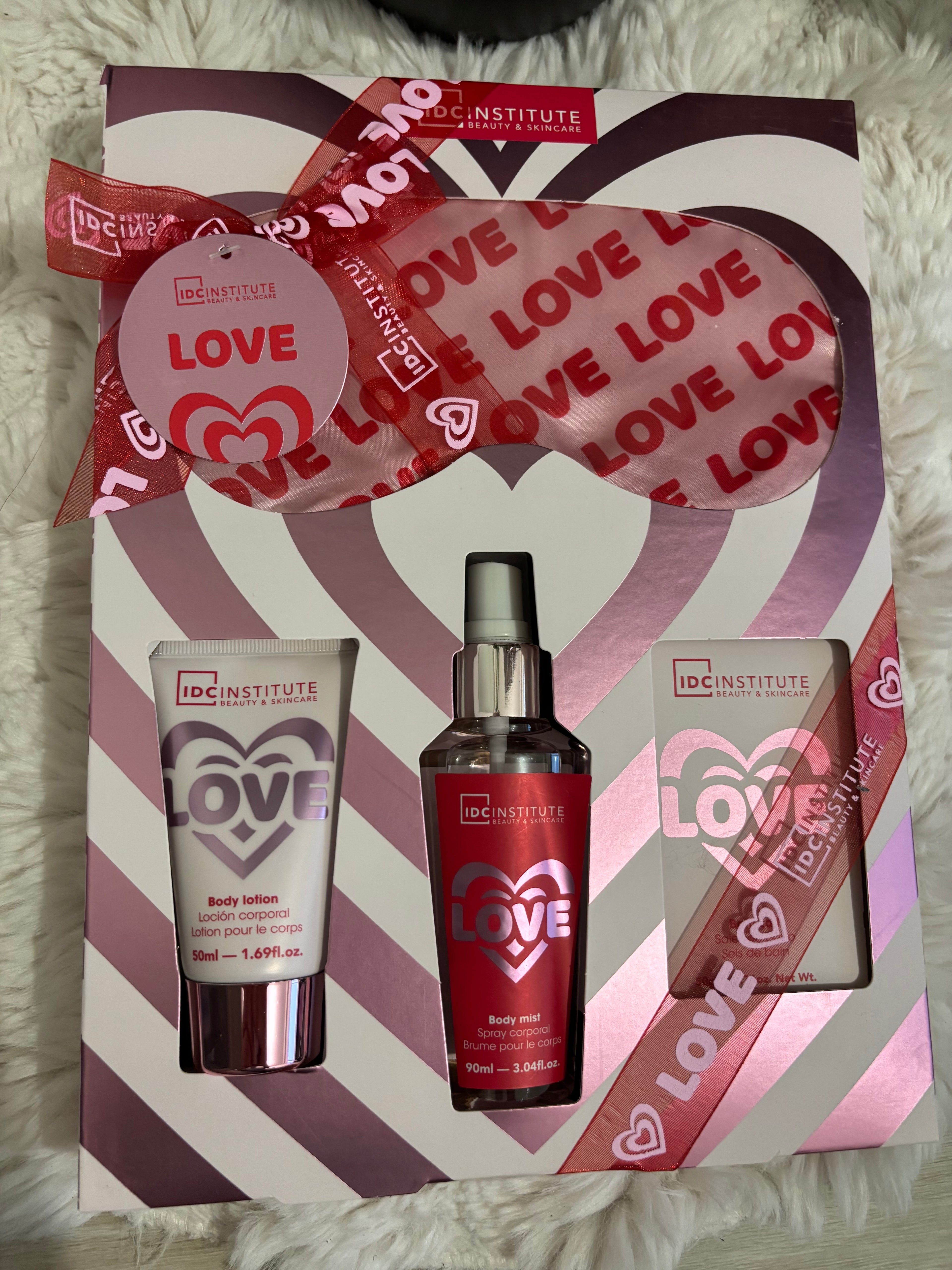 Coffret Cadeau LOVE – Brume corporelle + Lotion + Sels de bain + Masque de nuit ❤️
